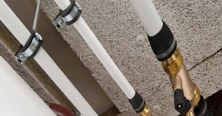 Замена труб водоснабжения в квартире: цена от 2074 руб. - СантехДомДнс